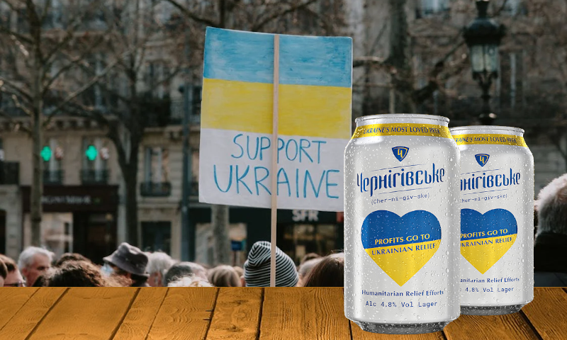 Twee blikjes Chernigivske bier voor een demonstratie waar Support Ukraine wordt geuit